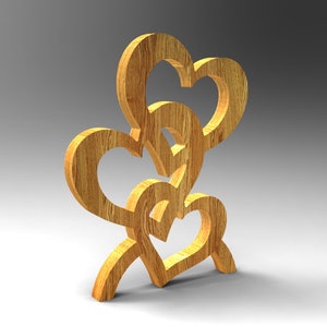 Op de afbeelding: Drie houten harten die in elkaar grijpen en een decoratief ontwerp vormen. De harten zijn lichtbruin van kleur en hebben een houtnerfstructuur.