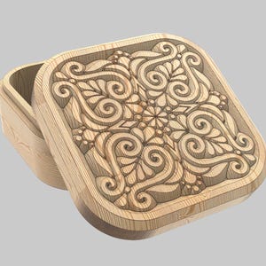 Könnte beinhalten: Hellbraune Holzbox mit offenem Deckel, verziert mit aufwendig geschnitzten floralen und Wirbelmustern. Der Deckel ist leicht geöffnet und gibt den Blick ins Innere frei. Das Design ist symmetrisch und detailliert, für Aufbewahrung oder Dekoration.