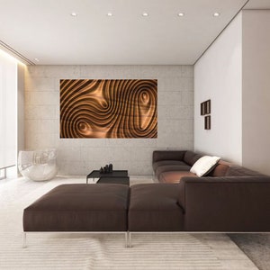 Puede incluir: Una sala de estar moderna con un sofá seccional de cuero marrón y una gran pieza de arte de pared abstracta con líneas en espiral en tonos marrones y dorados.
