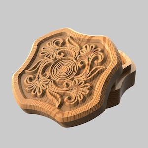 Könnte beinhalten: Eine Holzbox mit einem geschnitzten Blumendesign. Die Box besteht aus hellfarbenem Holz und weist ein detailliertes Reliefmuster aus wirbelnden Blättern und einer zentralen Spirale auf. Die Box ist geöffnet und gibt den Innenraum frei.