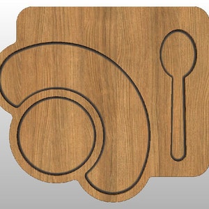 Op de afbeelding: Een houten serveerschaal met een uitsparing voor een kom, een lepel en een gebogen gedeelte voor een banaan. De schaal is gemaakt van lichtbruin hout met een natuurlijke houtnerf.