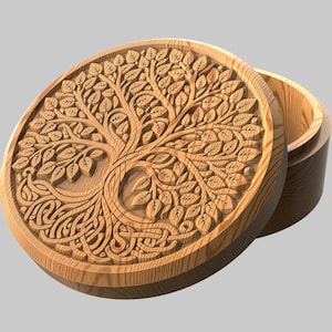 Könnte beinhalten: Runde Holzbox mit Deckel, verziert mit einer detaillierten Baumgravur. Der Deckel ist leicht geöffnet und gibt den Blick ins Innere frei. Das Holz ist hellfarbig.