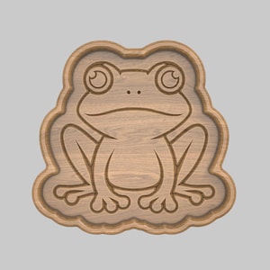 Può includere: Intaglio in legno raffigurante una rana. La rana è seduta con le zampe ripiegate e ha grandi occhi rotondi. L'intaglio è di colore marrone chiaro e ha una finitura liscia. La rana è un design stravagante.