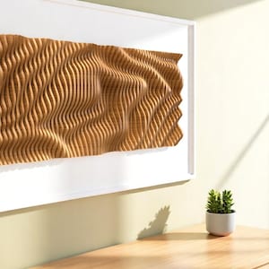 以下が含まれることがあります： 波打つ抽象的なデザインのウッドウォール彫刻。彫刻は白く額装され、薄い緑色の壁にかけられています。