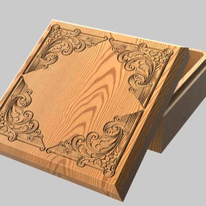 Könnte beinhalten: Eine Holzkiste mit Deckel, mit aufwendig geschnitzten floralen Eckdesigns. Die Kiste ist aus hellem Holz gefertigt, mit sichtbaren Maserungsmustern. Der Deckel ist leicht geöffnet und gibt den Blick ins Innere frei.