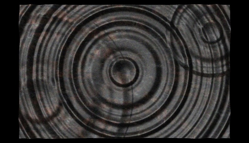 Puede incluir: C&iacute;rculos conc&eacute;ntricos abstractos en blanco y negro con una superficie texturizada. Los c&iacute;rculos se asemejan a las ondas en el agua.