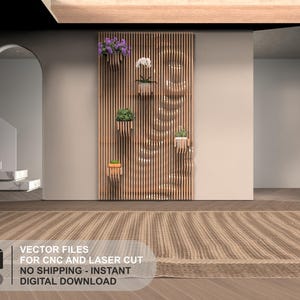 Könnte beinhalten: Ein modernes Interieur mit einer Holzlattenwand mit eingebauten Pflanzgefäßen, die verschiedene Pflanzen und Blumen enthalten. Der Raum hat eine neutrale Farbpalette, einen gestreiften Teppich und eine Topfpflanze. Der Text im Bild lautet: VEKTORDATEIEN FÜR CNC UND LASERSCHNITT, DIGITALER DOWNLOAD.