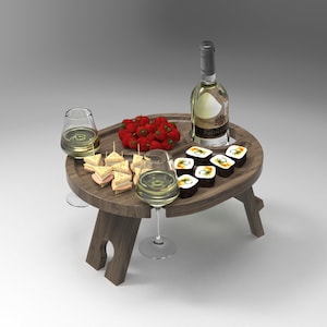 Puede incluir: Una bandeja de servir de madera con un soporte integrado, que incluye una botella de vino blanco, dos copas de vino blanco, fresas, rollos de sushi y sándwiches.