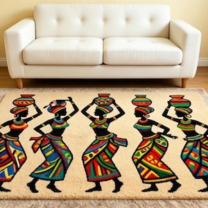 Op de afbeelding: Een rechthoekig vloerkleed met een beige achtergrond en een herhalend patroon van vijf zwarte silhouetten van figuren die in profiel lopen. Elke figuur draagt een kleurrijke rok en top, en draagt een levendige, veelkleurige pot op het hoofd.