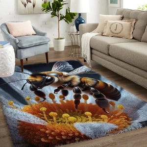 Könnte beinhalten: Nahaufnahme einer Biene auf einer Blume. Die Biene ist braun und schwarz mit gelben Streifen. Die Blume ist weiß mit orangefarbenen und gelben Akzenten.