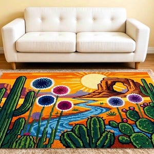 Op de afbeelding: Een rechthoekig vloerkleed met een levendige illustratie van een woestijnlandschap. Het ontwerp bevat groene cactussen, schijfcactussen, blauwe en paarse bolvormige bloemen, een kronkelende blauwe rivier, een grote gele zon en rotsformaties.