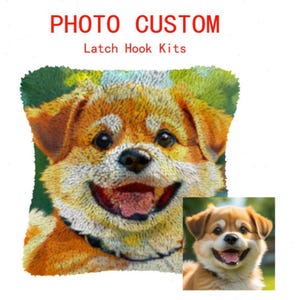 Op de afbeelding: Een haakpakket met een lachende hondenkop in bruin, oranje en wit. De tekst "PHOTO CUSTOM" en "Latch Hook Kits" is rood. Een kleinere afbeelding van de hond staat rechtsonder.