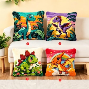 Può includere: Quattro cuscini quadrati con illustrazioni di dinosauri in stile cartone animato. In alto a sinistra un dinosauro verde dal collo lungo, in alto a destra un dinosauro alato viola, in basso a sinistra uno stegosauro verde e in basso a destra uno pterosauro arancione.