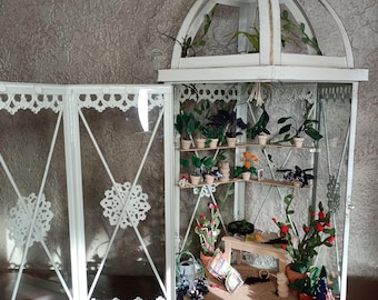 Diorama in miniatura con serra in lanterna bianca: giardino delle fate delle case delle bambole