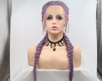 Puede incluir: Una peluca larga y morada con dos trenzas. La peluca está diseñada con un toque de color rubio claro en la coronilla.