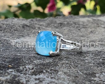 Anillo de calcedonia azul en plata de ley hecho a mano: piedra preciosa con forma de cojín facetada