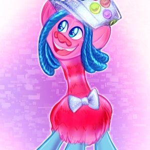 Puede incluir: Un troll rosa con pelo azul que lleva un sombrero de copa blanco con botones de colores y una pajarita blanca. El troll tiene una gran sonrisa y mira hacia arriba.