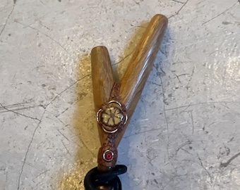 Aplicador Kuripe para hapé fabricado en madera marrón claro