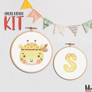 Cross Stitch KIT SET, Boho Giraffe y Custom Initial Letter. Boho Baby Animal y Alfabeto, Artesanía de punto de cruz fácil de bricolaje para principiantes
