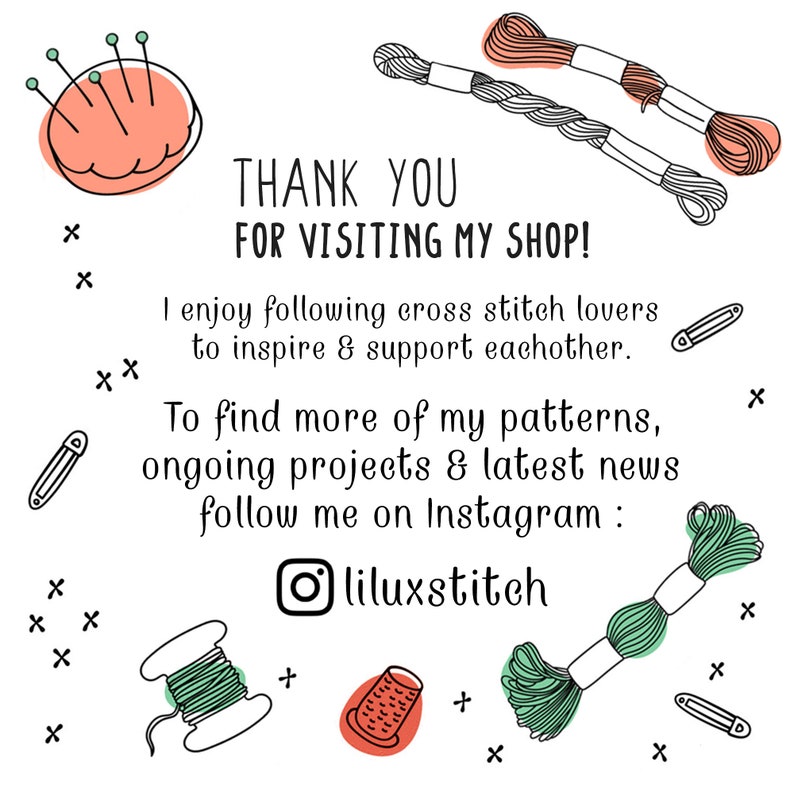 Pu&ograve; includere: Un messaggio di ringraziamento per aver visitato un negozio di punto croce. Il messaggio include un invito a seguire il negozio su Instagram, con il nome utente liluxstitch. L'immagine presenta anche vari accessori per il punto croce, tra cui aghi, filo e un ditale.
