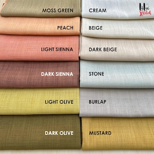 Pu&ograve; includere: Una collezione di 12 campioni di tessuto in vari colori e trame, tra cui verde muschio, crema, pesca, beige,  siena chiaro, beige scuro,  sienna scuro, pietra, oliva chiaro, juta, oliva scuro e senape. I campioni sono disposti in due file da sei, con i nomi di ogni colore stampati sotto i campioni.