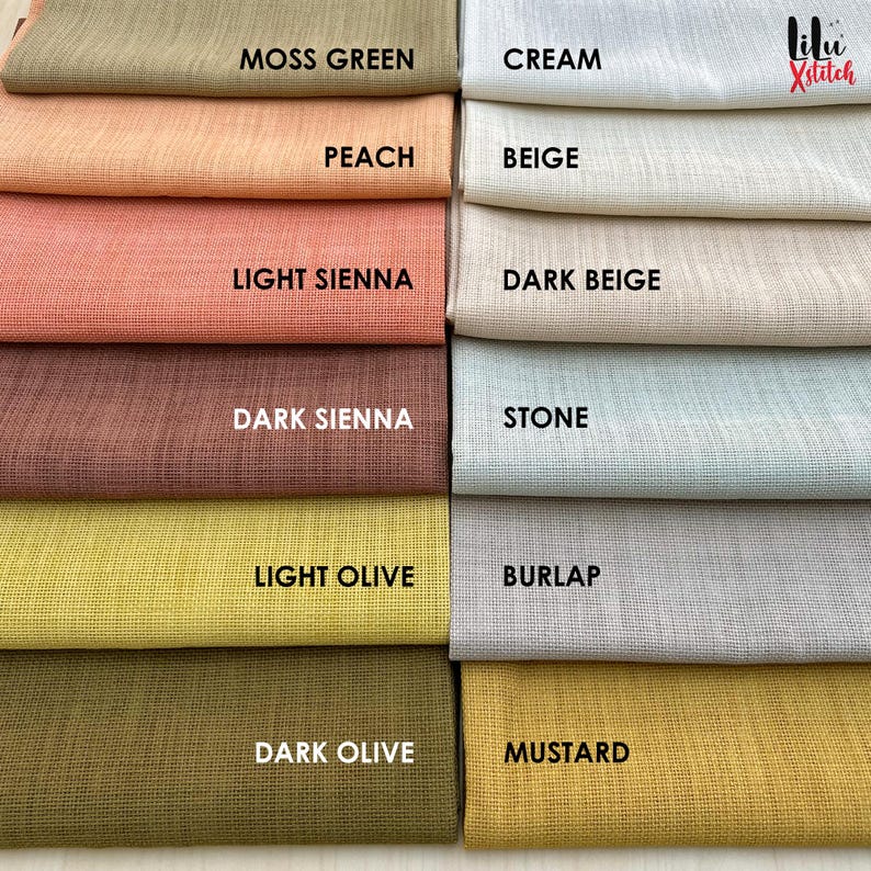 Pu&ograve; includere: Una collezione di 12 campioni di tessuto in vari colori e trame, tra cui verde muschio, crema, pesca, beige,  siena chiaro, beige scuro,  sienna scuro, pietra, oliva chiaro, juta, oliva scuro e senape. I campioni sono disposti in due file da sei, con i nomi di ogni colore stampati sotto i campioni.