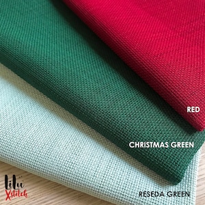 Pu&ograve; includere: Tre campioni di tessuto in diverse tonalit&agrave; di verde e rosso. I campioni sono etichettati "Reseda Green", "Christmas Green" e "Red".