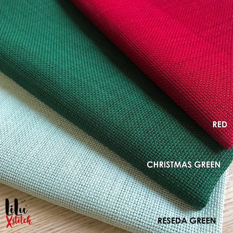 Pu&ograve; includere: Tre campioni di tessuto in diverse tonalit&agrave; di verde e rosso. I campioni sono etichettati "Reseda Green", "Christmas Green" e "Red".