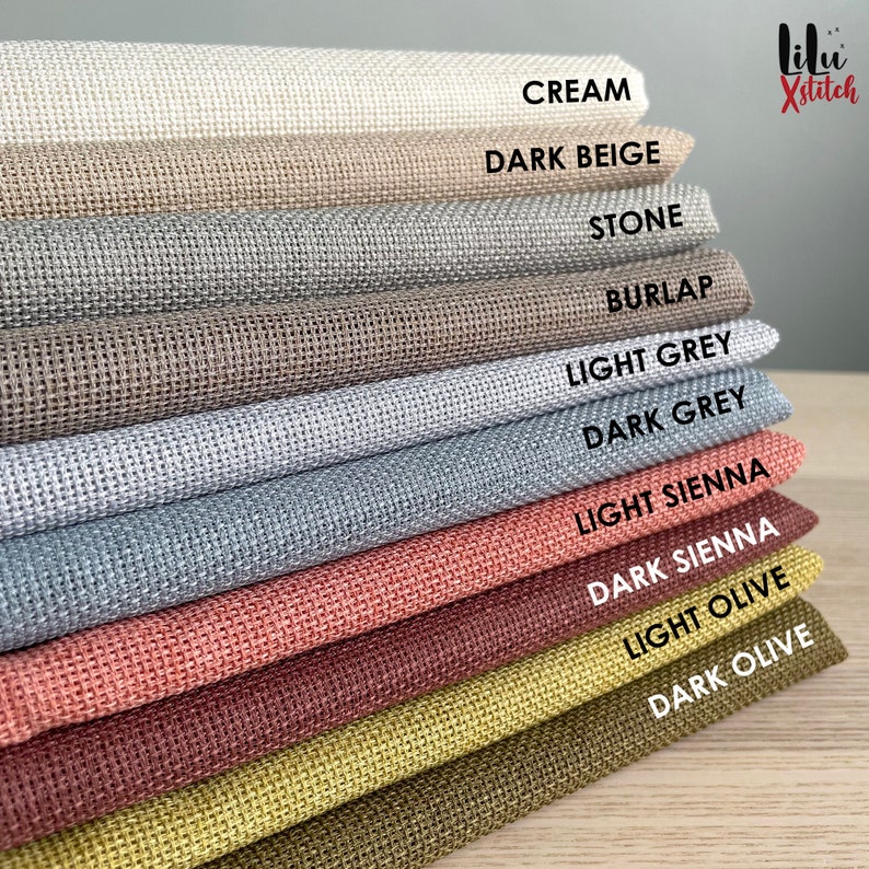 Pu&ograve; includere: Un set di 12 campioni di tessuto Aida di diversi colori, tra cui crema, beige scuro, pietra, iuta, grigio chiaro, grigio scuro,  siena chiaro,  siena scuro, oliva chiaro e oliva scuro. I campioni di tessuto sono etichettati con i loro nomi di colore corrispondenti.