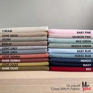Pu&ograve; includere: Un rotolo di tessuto per punto croce da 16 fili in vari colori, tra cui crema, beige scuro, pietra, iuta, grigio chiaro, grigio scuro,  siena chiaro,  siena scuro, oliva chiaro, oliva scuro, rosa tenue, rosa salmone, verde Nilo, verde reseda, azzurro, blu petrolio, indaco, blu navy e rosso. Il tessuto &egrave; etichettato "16 count Lilu Cross Stitch Fabric".