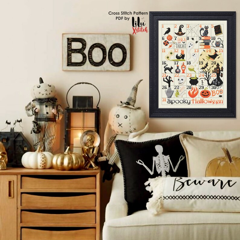 Pu&ograve; includere: Uno schema di punto croce per un calendario di Halloween spettrale con 31 diversi disegni. Lo schema &egrave; incorniciato in nero e presenta una variet&agrave; di icone di Halloween, tra cui zucche, pipistrelli, fantasmi e streghe. Il testo "Spooky Halloween" &egrave; stampato sotto il calendario.