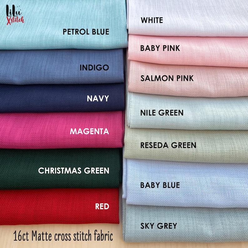 Pu&ograve; includere: Una collezione di campioni di tessuto Aida a 16 fili in vari colori, tra cui bianco, blu petrolio, rosa tenue, indaco, rosa salmone, blu navy, verde Nilo, magenta, verde reseda, verde natalizio, blu beb&eacute;, rosso e grigio cielo. Il tessuto &egrave; etichettato "16ct Matte cross stitch fabric".