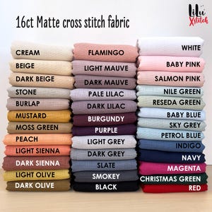 Pu&ograve; includere: Una collezione di campioni di tessuto Aida a 16 fili in vari colori, tra cui crema, beige, beige scuro, pietra, iuta, senape, verde muschio, pesca,  senape chiaro,  senape scuro, oliva chiaro, oliva scuro,  fucsia,  malva chiaro,  malva scuro,  lilla chiaro,  lilla scuro,  borgogna,  viola,  grigio chiaro,  grigio scuro,  ardesia,  fumo,  nero,  bianco,  rosa tenue,  rosa salmone,  verde nilo,  verde reseda,  azzurro,  azzurro cielo,  blu petrolio,  indaco,  blu navy,  magenta,  verde natalizio, e rosso.