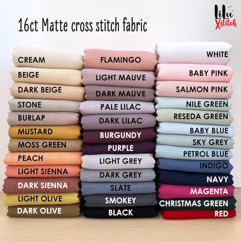 Pu&ograve; includere: Una collezione di campioni di tessuto Aida a 16 fili in vari colori, tra cui crema, beige, beige scuro, pietra, iuta, senape, verde muschio, pesca,  senape chiaro,  senape scuro, oliva chiaro, oliva scuro,  fucsia,  malva chiaro,  malva scuro,  lilla chiaro,  lilla scuro,  borgogna,  viola,  grigio chiaro,  grigio scuro,  ardesia,  fumo,  nero,  bianco,  rosa tenue,  rosa salmone,  verde nilo,  verde reseda,  azzurro,  azzurro cielo,  blu petrolio,  indaco,  blu navy,  magenta,  verde natalizio, e rosso.