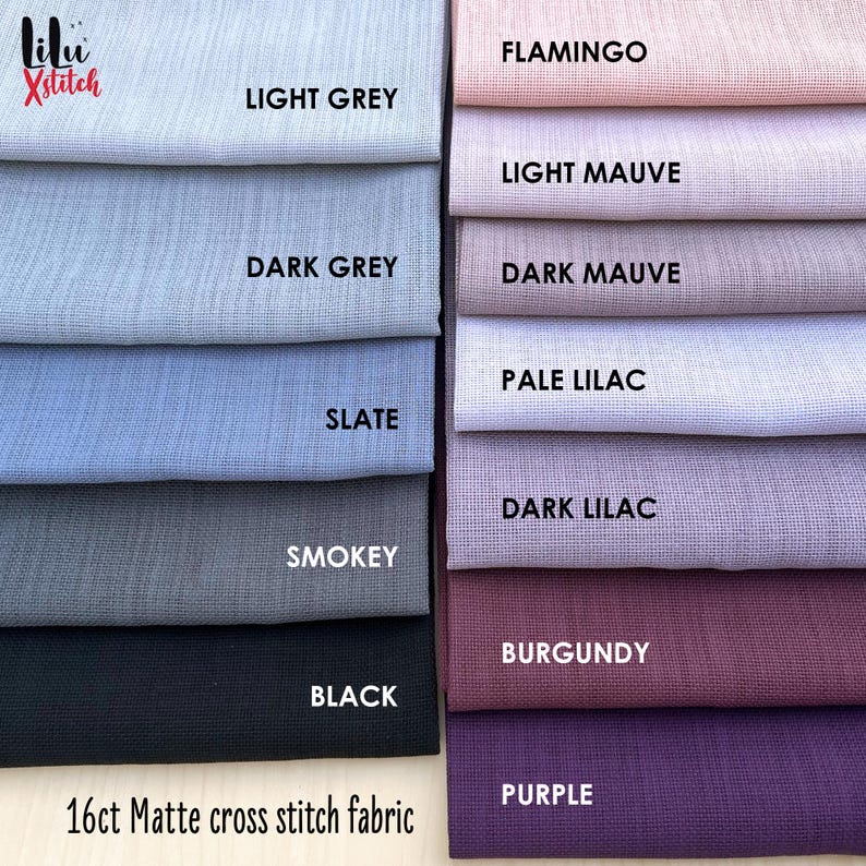 Pu&ograve; includere: Una collezione di campioni di tessuto per punto croce opaco da 16 fili in vari colori, tra cui grigio chiaro, grigio scuro, ardesia, fumoso, nero, fenicottero, malva chiaro, malva scuro, lilla chiaro, lilla scuro, bordeaux e viola. Il tessuto &egrave; in tessuto per punto croce opaco da 16 fili.