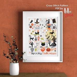 Pu&ograve; includere: Uno schema di punto croce incorniciato bianco con un tema di Halloween. Lo schema presenta 31 diverse icone di Halloween, tra cui un fantasma, un cappello da strega, una zucca, un gatto nero e un calderone. Lo schema &egrave; intitolato "31 Spooky Halloween".