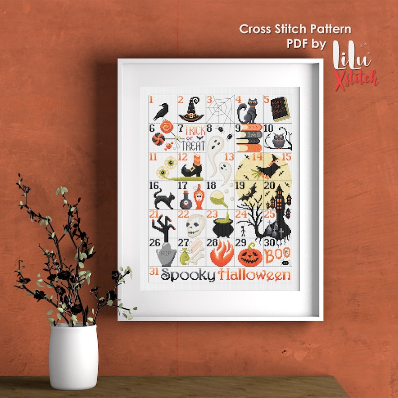 Pu&ograve; includere: Uno schema di punto croce incorniciato bianco con un tema di Halloween. Lo schema presenta 31 diverse icone di Halloween, tra cui un fantasma, un cappello da strega, una zucca, un gatto nero e un calderone. Lo schema &egrave; intitolato "31 Spooky Halloween".