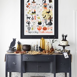 Pu&ograve; includere: Un ricamo a punto croce incorniciato in nero con un tema di Halloween spettrale. Il motivo &egrave; un calendario con 31 quadrati, ognuno contenente un'immagine diversa a tema Halloween. Il motivo &egrave; intitolato "Spooky Halloween".