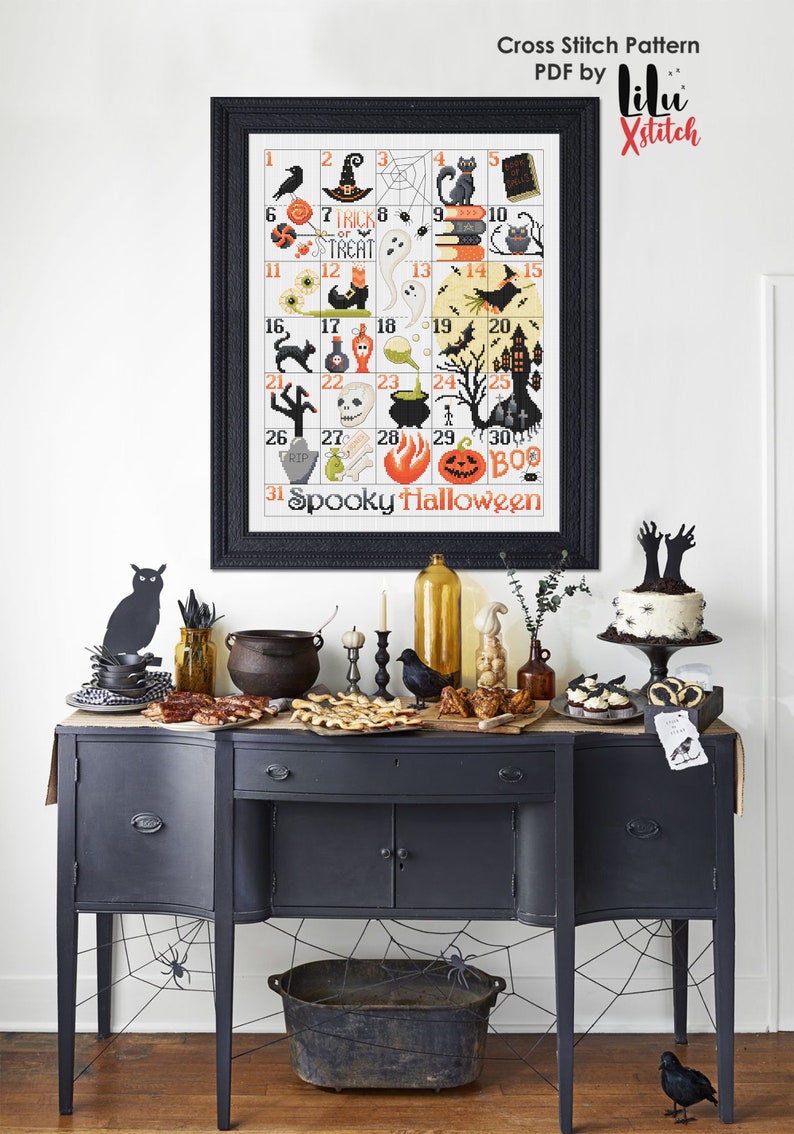 Pu&ograve; includere: Un ricamo a punto croce incorniciato in nero con un tema di Halloween spettrale. Il motivo &egrave; un calendario con 31 quadrati, ognuno contenente un'immagine diversa a tema Halloween. Il motivo &egrave; intitolato "Spooky Halloween".
