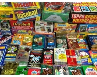 Op de afbeelding: Een verzameling ongeopende en geopende pakjes met honkbal-verzamelkaarten. De pakjes zijn van verschillende merken, waaronder Topps, Ultra en andere. De pakjes zijn in verschillende kleuren en ontwerpen.