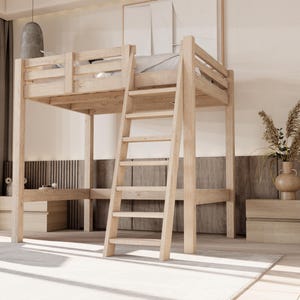 Może przedstawiać: Drewniane łóżko piętrowe z drabiną i wbudowanym biurkiem. Łóżko wykonane jest z naturalnego drewna i ma prosty, nowoczesny design.
