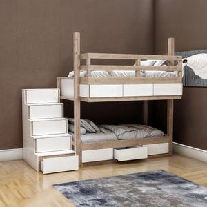 Puede incluir: Una litera blanca y marrón con una escalera integrada y cajones. La cama tiene un marco de madera y un colchón blanco.