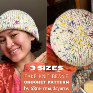 Op de afbeelding: Een witte gehaakte beanie met kleurrijke vlekken. De beanie wordt gedragen door een persoon. De tekst op de afbeelding luidt "3 maten Fake gebreide beanie Haakpatroon door @mermaidsyarns".