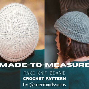 Puede incluir: Un patrón de crochet para un gorro hecho a medida. El patrón se llama "Fake Knit Beanie Crochet Pattern" de @mermaidsyarns. La imagen muestra dos gorros, uno de color gris claro y el otro de color azul claro.