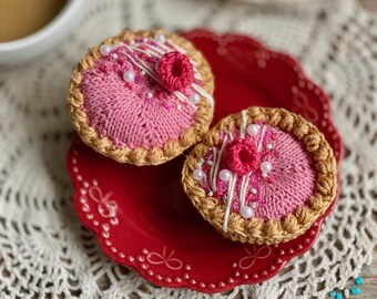Babeczka malinowa robiona na szydełku z lukrem i koralikową posypką – Zabawka kuchenna, dekoracja