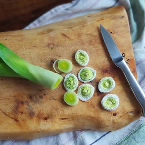 Rodaja de puerro a crochet: Comida de imitación, juguete Montessori