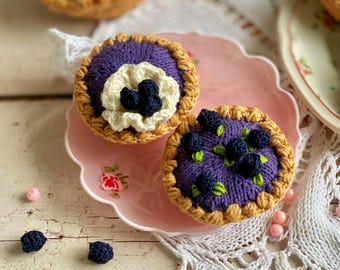 Babeczka z jagodami robiona na szydełku: ręcznie robiona dekoracja żywności, piekarnia Amigurumi