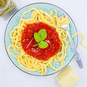 Gehäkeltes Spaghetti Spiel Essen Set: Nudeln aus Baumwollgarn, Tomatensauce & Basilikum