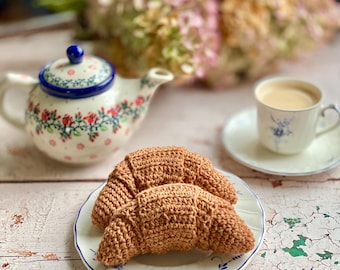 Crochet Croissant – Handmade Play Food, Pretend Bakery Toy, Kitchen Decor, Gift for Food Lovers