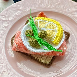 Zestaw szydeqowych przysmakow - kann apka z wędzonym lasosiem, szydeqowy chleb, akcesoria kuchenne, jedzenie do zabawy.